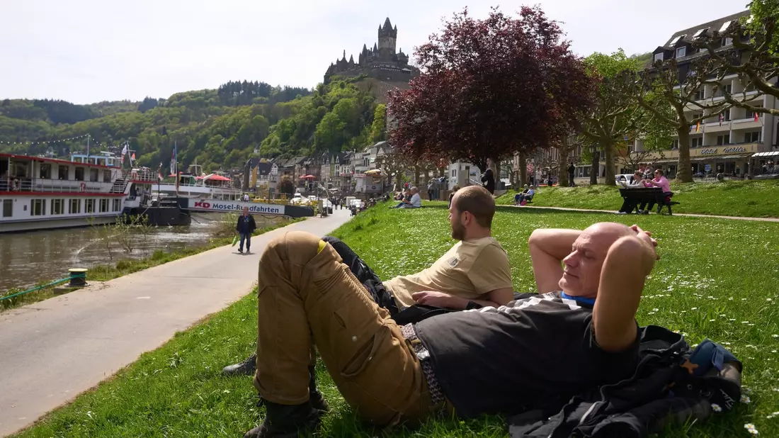 Das Wochenende bringt frühlingshafte Temperaturen. - Bild: Thomas Frey/dpa