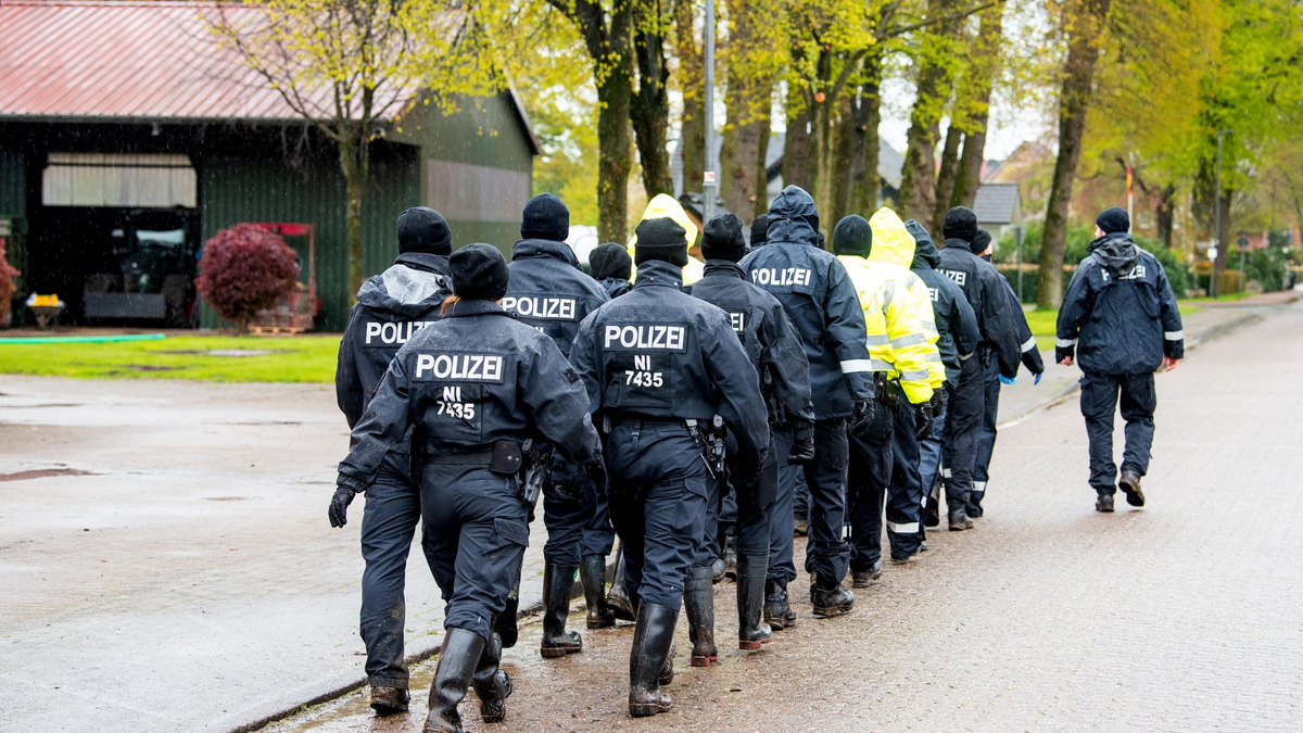 Die niedersächsische Polizei sucht nach dem sechsjährigen Arian, der seit mehr als zwei Wochen vermisst wird. - Foto: Daniel Bockwoldt/dpa