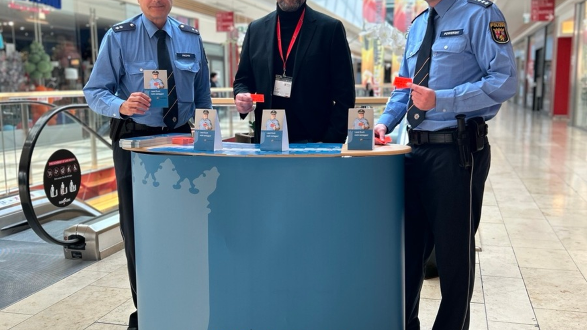 POL-PPTR: Infostand gegen Telefonbetrug in der Trier Galerie - Foto: presseportal.de