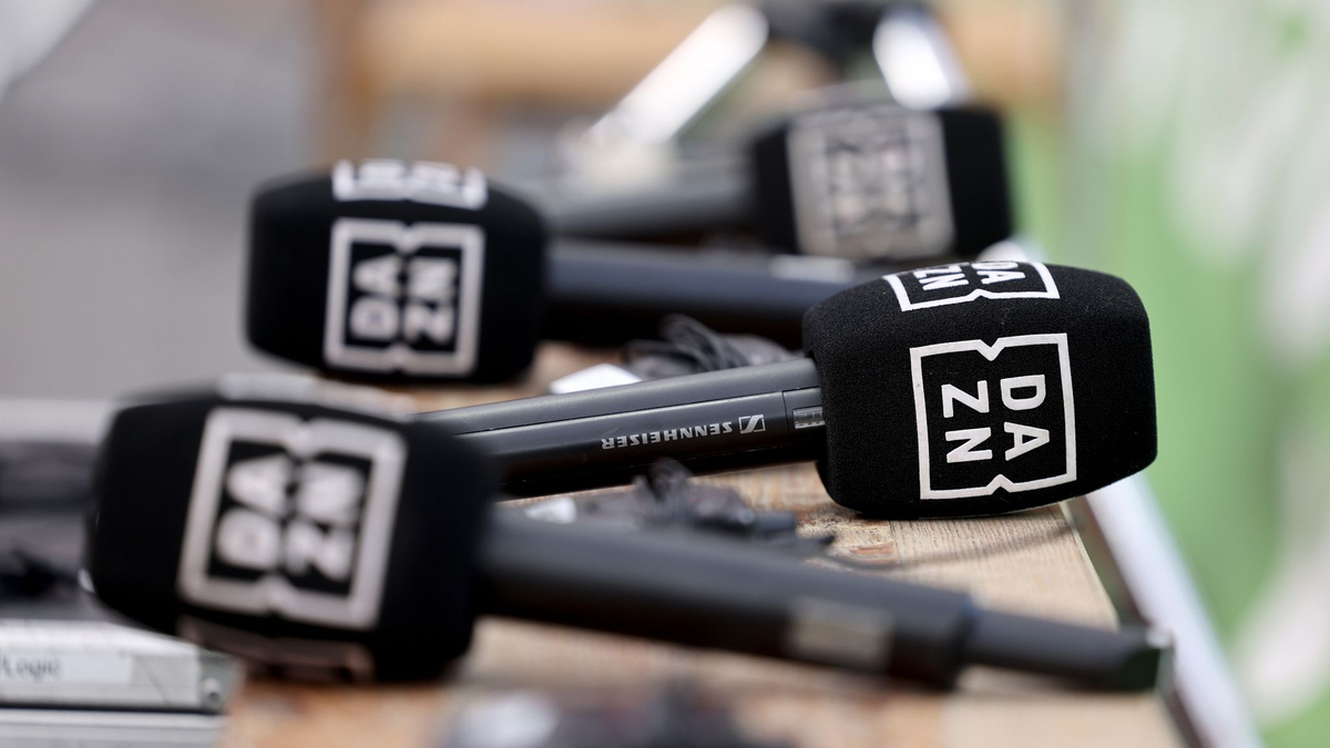 Der Internet-Sportsender DAZN und die Deutsche Fußball Liga streiten weiter wegen verspäteter TV-Zahlungen und der Rechte-Auktion. - Foto: Rolf Vennenbernd/dpa
