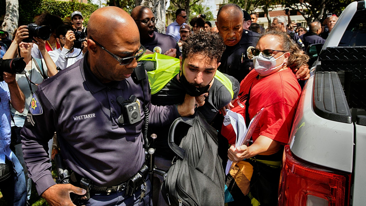 Ein Demonstrant der University of Southern California wird während einer pro-palästinensischen Besetzung des Alumni-Parks in Los Angeles von Beamten des USC Department of Public Safety festgehalten. - Foto: Richard Vogel/AP/dpa