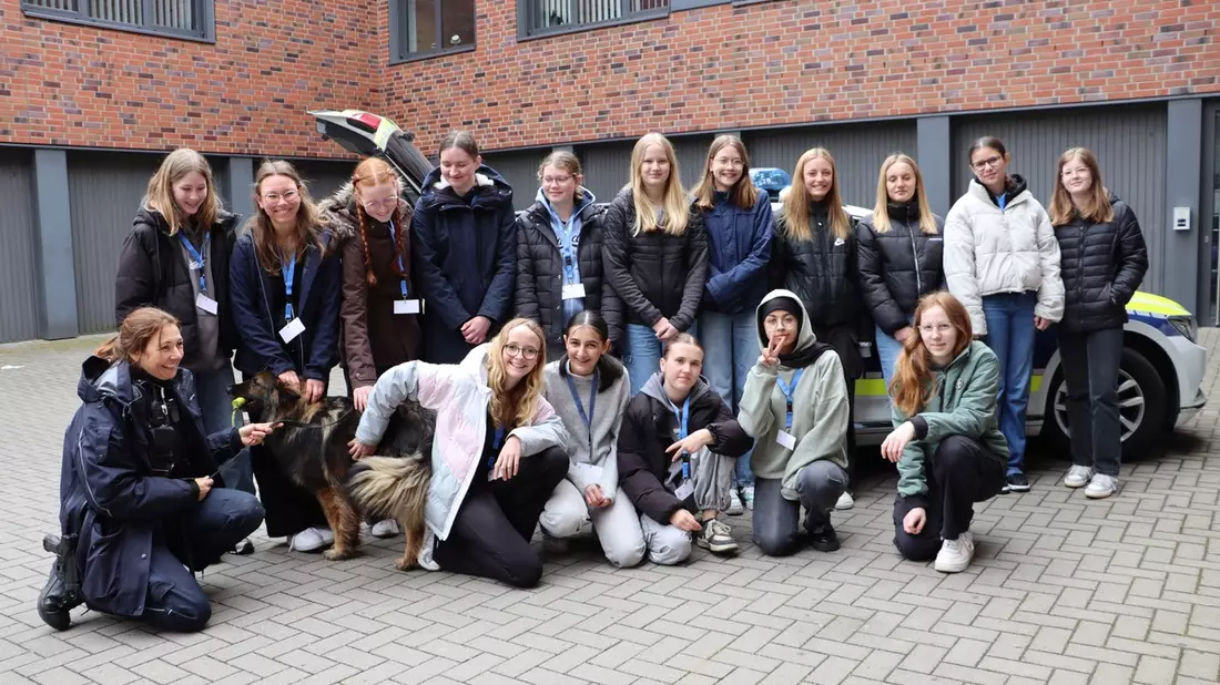 HZA-MS: Ein Tag mit einem Drogenspürhund, gefälschter Markenkleidung und ganz vielen Steuersätzen / Hauptzollamt Münster nimmt am Girls' Day 2024 teil - Bild: presseportal.de