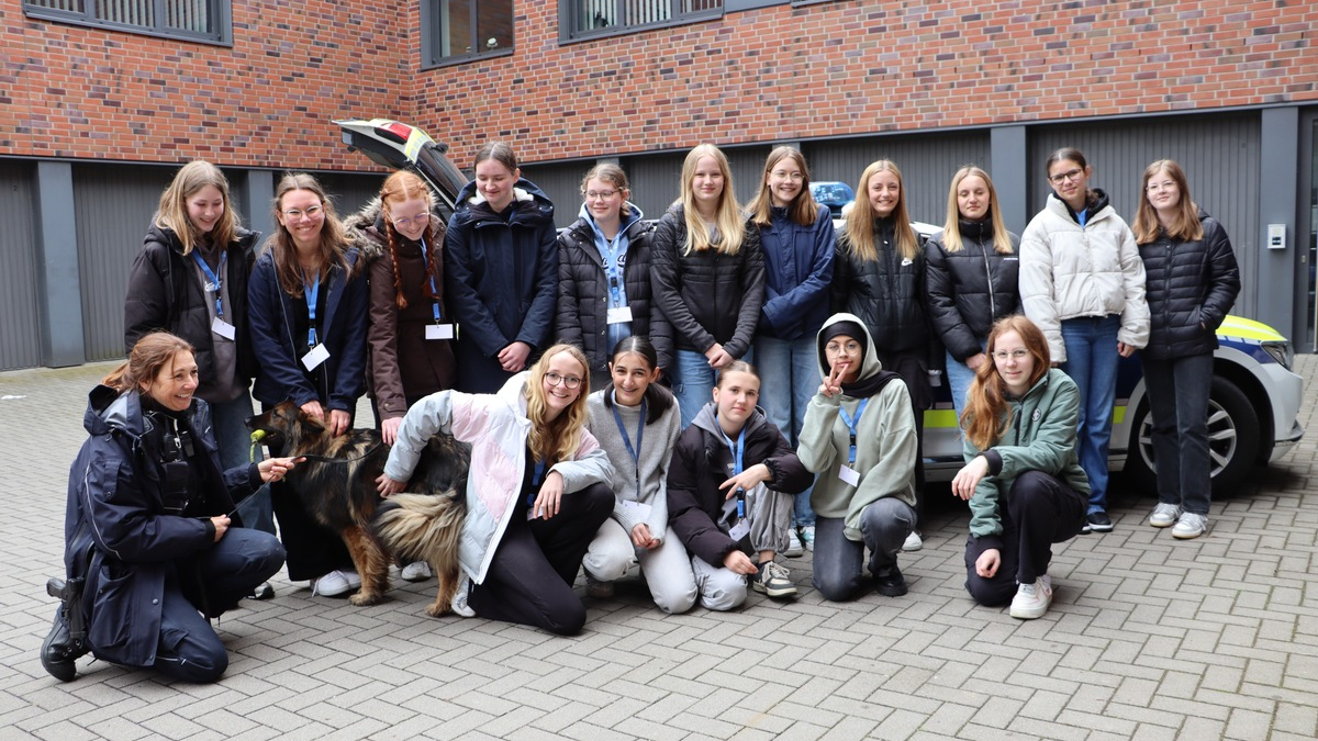 HZA-MS: Ein Tag mit einem Drogenspürhund, gefälschter Markenkleidung und ganz vielen Steuersätzen / Hauptzollamt Münster nimmt am Girls' Day 2024 teil - Foto: presseportal.de