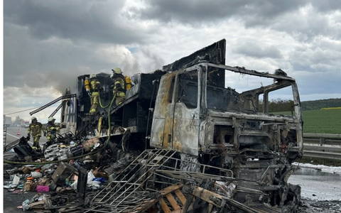 POL-PDNW: Polizeiautobahnstation Ruchheim - LKW brennt auf A6 aus - Foto: presseportal.de