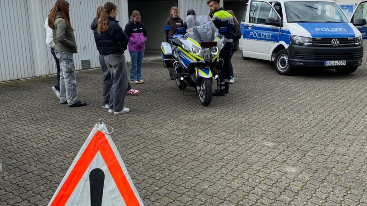 POL-PDNW: Girls Day bei der Polizei Haßloch ein voller Erfolg - Foto: presseportal.de