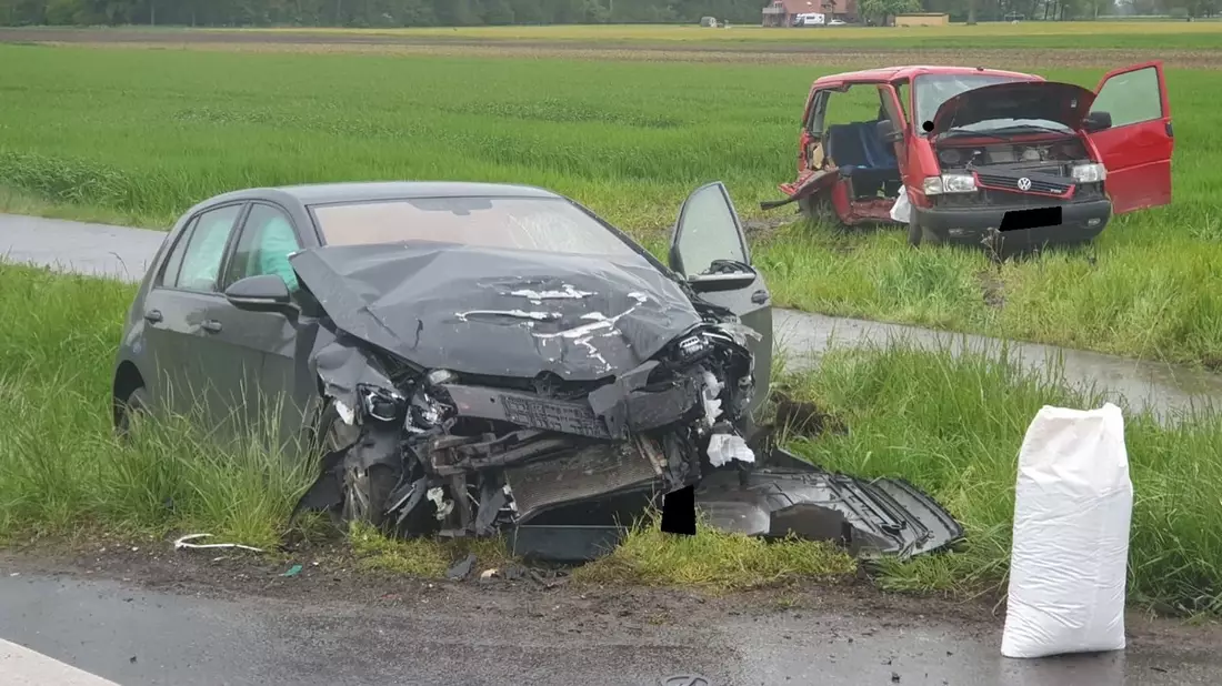 POL-MI: Zwei Personen in Lebensgefahr und mehrere Schwerverletzte nach Unfall in Friedewalde - Bild: presseportal.de