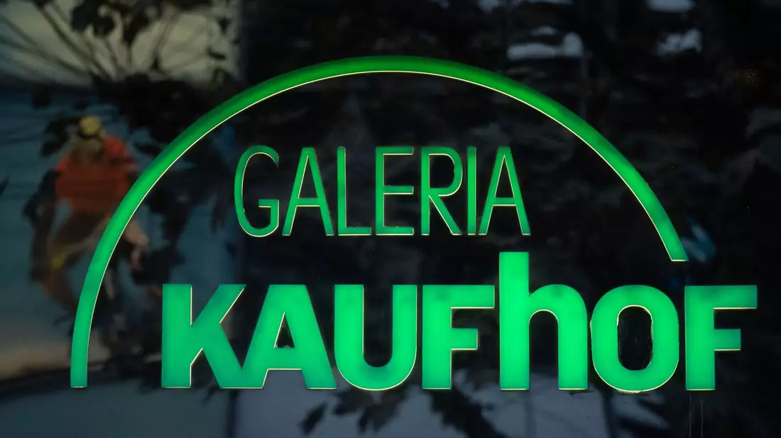 Das Logo der Warenhauskette Galeria Kaufhof ist an einer Filiale zu sehen. - Bild: Marijan Murat/dpa