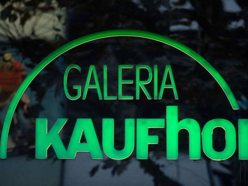 Das Logo der Warenhauskette Galeria Kaufhof ist an einer Filiale zu sehen. - Foto: Marijan Murat/dpa