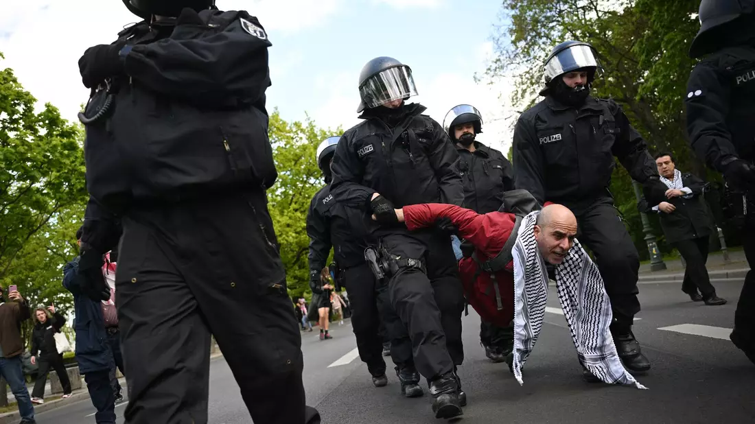 Teilnehmer einer spontanen Unterstützungsversammlung gegen die Räumung des propalästinensischen Protestcamps stehen vor Polizeibeamten. - Bild: Sebastian Gollnow/dpa