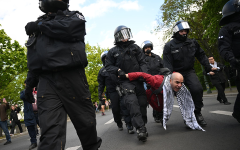 Teilnehmer einer spontanen Unterstützungsversammlung gegen die Räumung des propalästinensischen Protestcamps stehen vor Polizeibeamten. - Foto: Sebastian Gollnow/dpa
