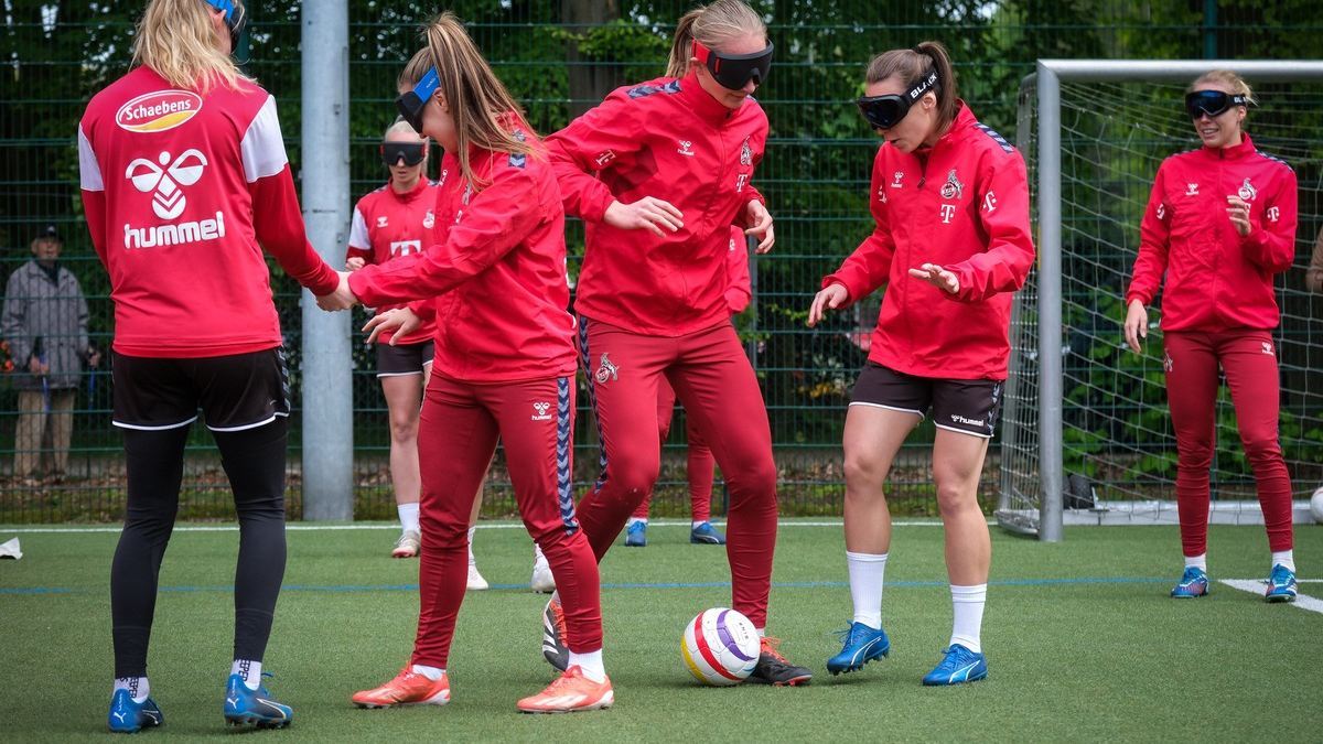 Ein Kick für Inklusion: FC-Frauen trainieren mit Blindenfußballer Hasan Koparan - Foto: presseportal.de