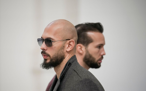 Andrew Tate (l) und sein Bruder Tristan warten im Gebäude des Berufungsgerichts in Bukarest. Den beiden Brüdern wird vorgeworfen, junge Frauen sexuell ausgebeutet zu haben. - Foto: Vadim Ghirda/AP/dpa
