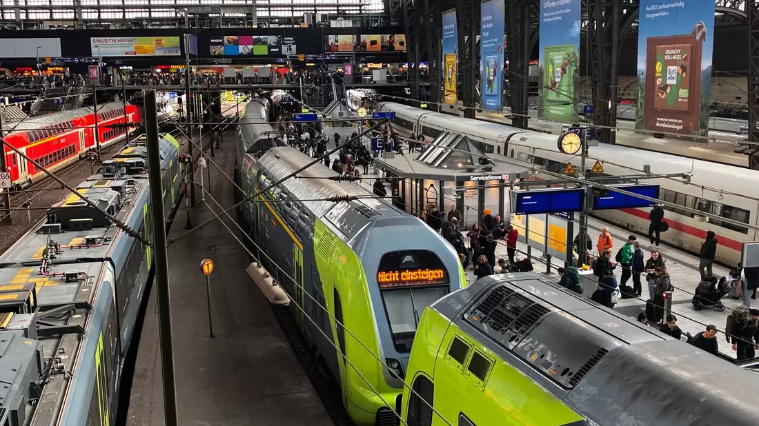 Bei einem Bahnunglück am Hamburger Hauptbahnhof sind am Freitagnachmittag sechs Menschen verletzt worden. - Bild: Thomas Müller/dpa
