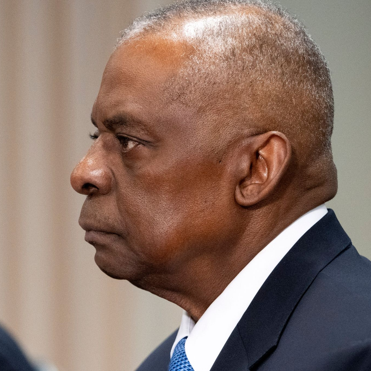 US-Außenminister Lloyd Austin stellt ein neues Militärhilfspaket für die Ukraine vor. - Foto: Jacquelyn Martin/AP/dpa