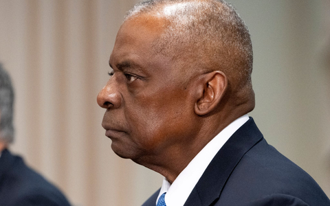 US-Außenminister Lloyd Austin stellt ein neues Militärhilfspaket für die Ukraine vor. - Foto: Jacquelyn Martin/AP/dpa