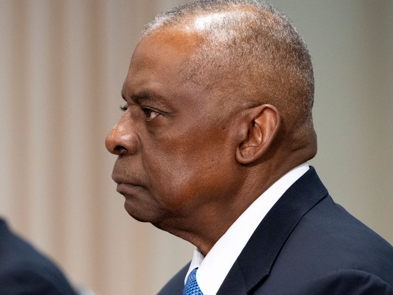 US-Außenminister Lloyd Austin stellt ein neues Militärhilfspaket für die Ukraine vor. - Foto: Jacquelyn Martin/AP/dpa