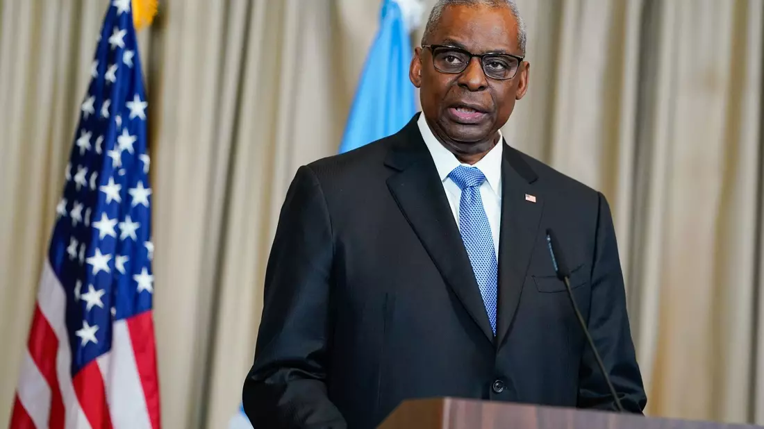 US-Verteidigungsminister Lloyd Austin stellt ein milliardenschweres Militärhilfepaket für die Ukraine vor. - Bild: Uwe Anspach/dpa