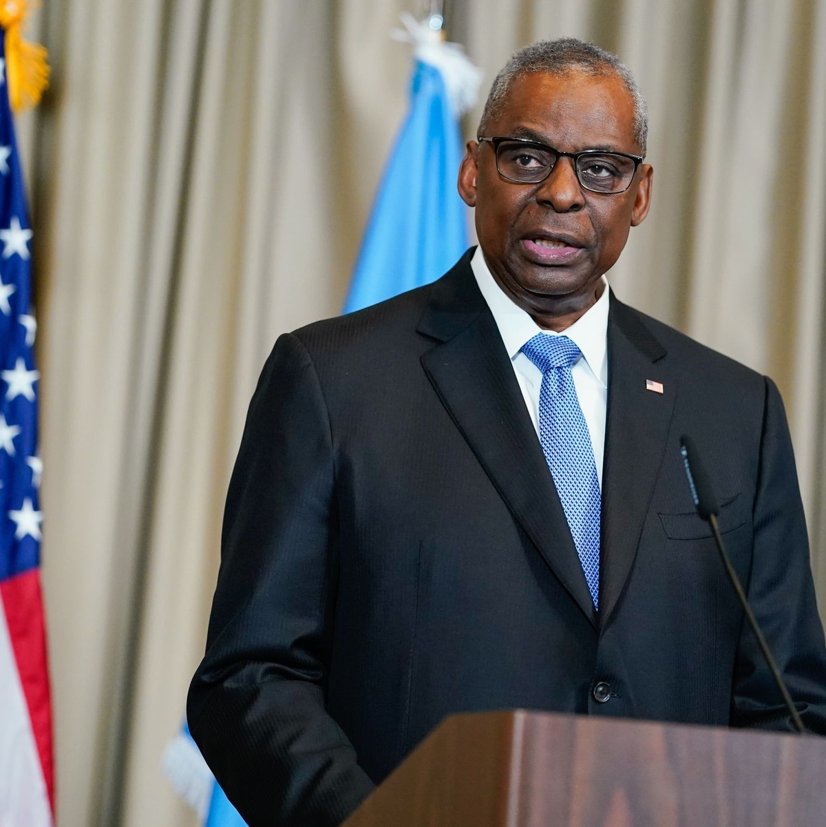 US-Verteidigungsminister Lloyd Austin stellt ein milliardenschweres Militärhilfepaket für die Ukraine vor. - Foto: Uwe Anspach/dpa