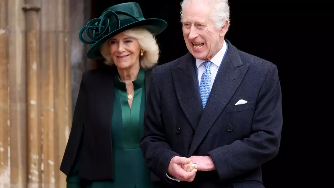 König Charles und Königin Camilla wollen am kommenden Dienstag eine Krebsklinik besuchen und sich dort mit Ärzten und Patienten treffen. - Bild: Hollie Adams/Reuters Pool/AP/dpa