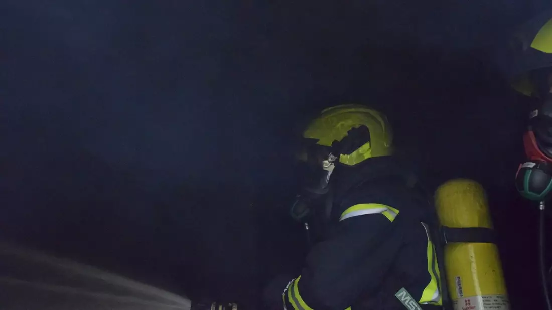 FW-OB: Nächtlicher Zimmerbrand schnell durch Feuerwehr gelöscht - Bild: presseportal.de