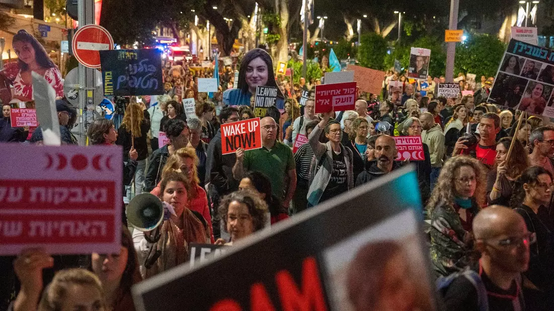 Demonstranten fordern in Tel Aviv die Freilassung von Geiseln - Israel ist Berichten zufolge nun bereit, über weniger als 40 Geiseln zu verhandeln (Archivbild). - Bild: Ariel Schalit/AP/dpa