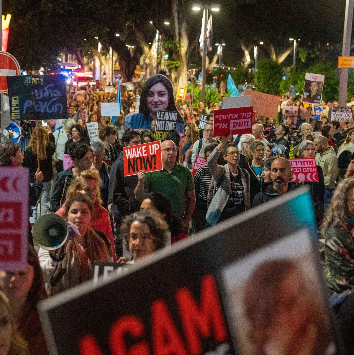 Demonstranten fordern in Tel Aviv die Freilassung von Geiseln - Israel ist Berichten zufolge nun bereit, über weniger als 40 Geiseln zu verhandeln (Archivbild). - Foto: Ariel Schalit/AP/dpa