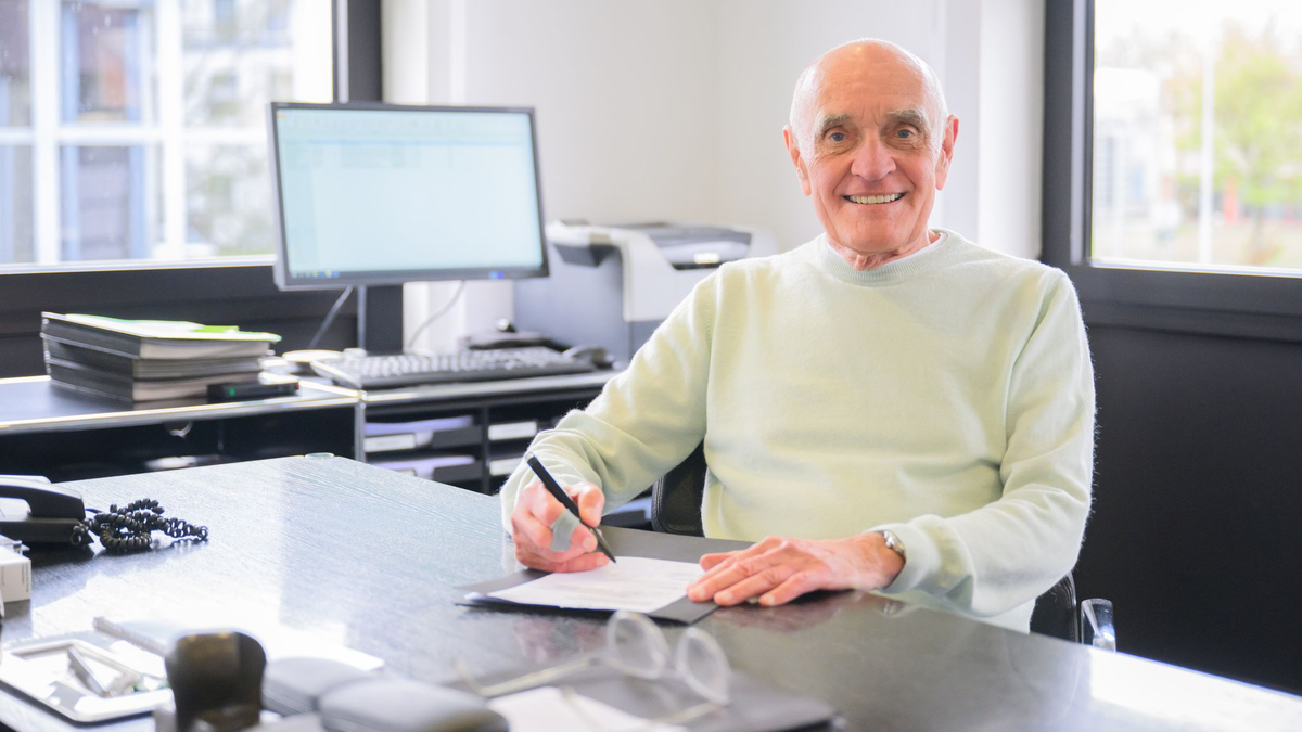 Martin Kind hält trotz unterschiedlicher Auffassungen zum Ukraine-Krieg an der «guten Bekanntschaft» mit Gerhard Schröder fest. - Foto: Julian Stratenschulte/dpa