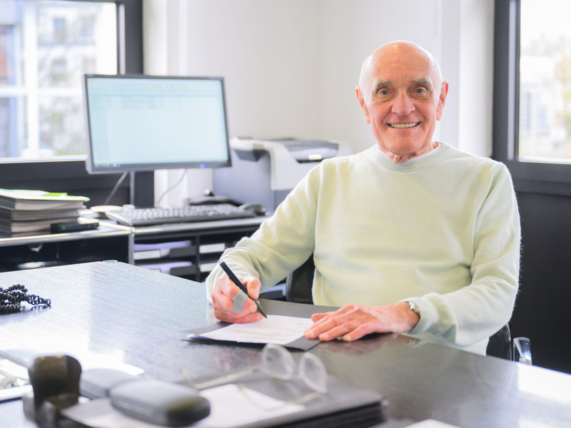 Martin Kind hält trotz unterschiedlicher Auffassungen zum Ukraine-Krieg an der «guten Bekanntschaft» mit Gerhard Schröder fest. - Foto: Julian Stratenschulte/dpa