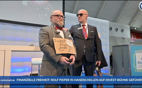 Rolf B. Pieper (TRI Concept): In Handschellen auf der Stuttgarter Invest-Messe - Foto: inside-wirtschaft.de