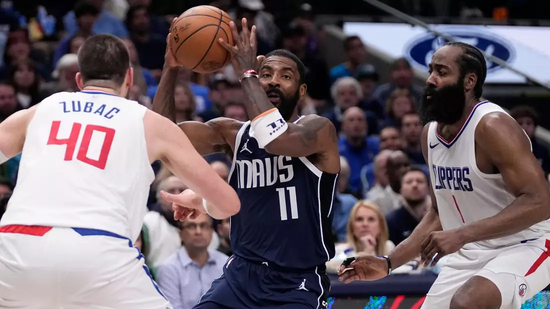 Kyrie Irving (m) und die Dallas Mavericks führen in der Erstrunden-Serie der NBA-Playoffs. - Bild: Tony Gutierrez/AP/dpa
