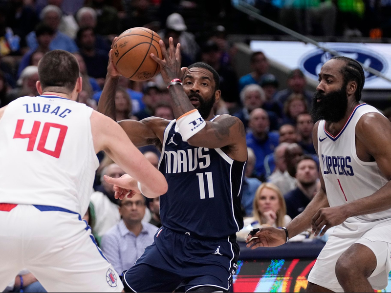 Kyrie Irving (m) und die Dallas Mavericks führen in der Erstrunden-Serie der NBA-Playoffs. - Foto: Tony Gutierrez/AP/dpa