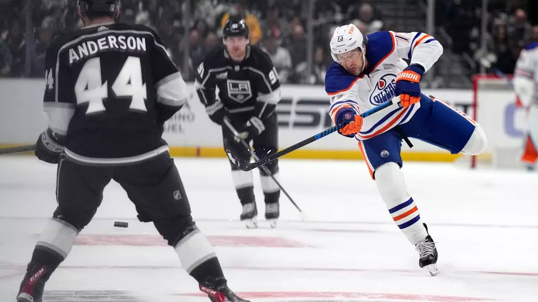 Vincent Desharnais (r) und die Edmonton Oilers führen in der ersten Runde der Playoffs mit 2:1. - Bild: Mark J. Terrill/AP/dpa