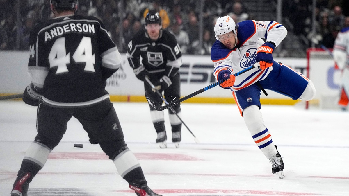 Vincent Desharnais (r) und die Edmonton Oilers führen in der ersten Runde der Playoffs mit 2:1. - Foto: Mark J. Terrill/AP/dpa