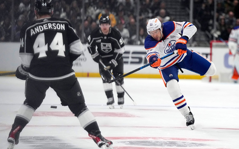 Vincent Desharnais (r) und die Edmonton Oilers führen in der ersten Runde der Playoffs mit 2:1. - Foto: Mark J. Terrill/AP/dpa