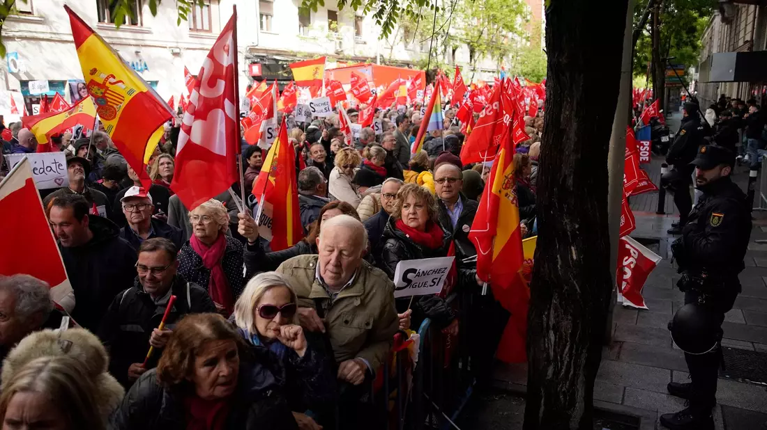 Gegen einen möglichen Rücktritt: Anhänger des spanischen Ministerpräsidenten Pedro Sánchez versammeln sich während einer Demonstration vor der Parteizentrale der PSOE. - Bild: Andrea Comas/AP/dpa