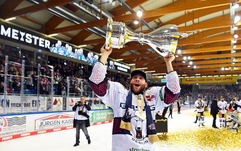 Berlins Yannick Veilleux jubelt nach dem Gewinn der deutschen Eishockey-Meisterschaft mit dem Pokal. - Foto: Carmen Jaspersen/dpa