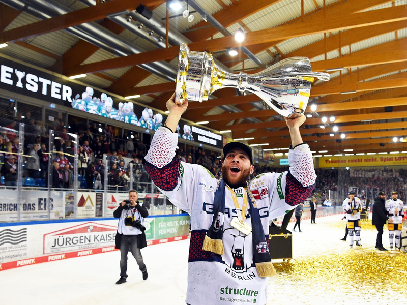 Berlins Yannick Veilleux jubelt nach dem Gewinn der deutschen Eishockey-Meisterschaft mit dem Pokal. - Foto: Carmen Jaspersen/dpa