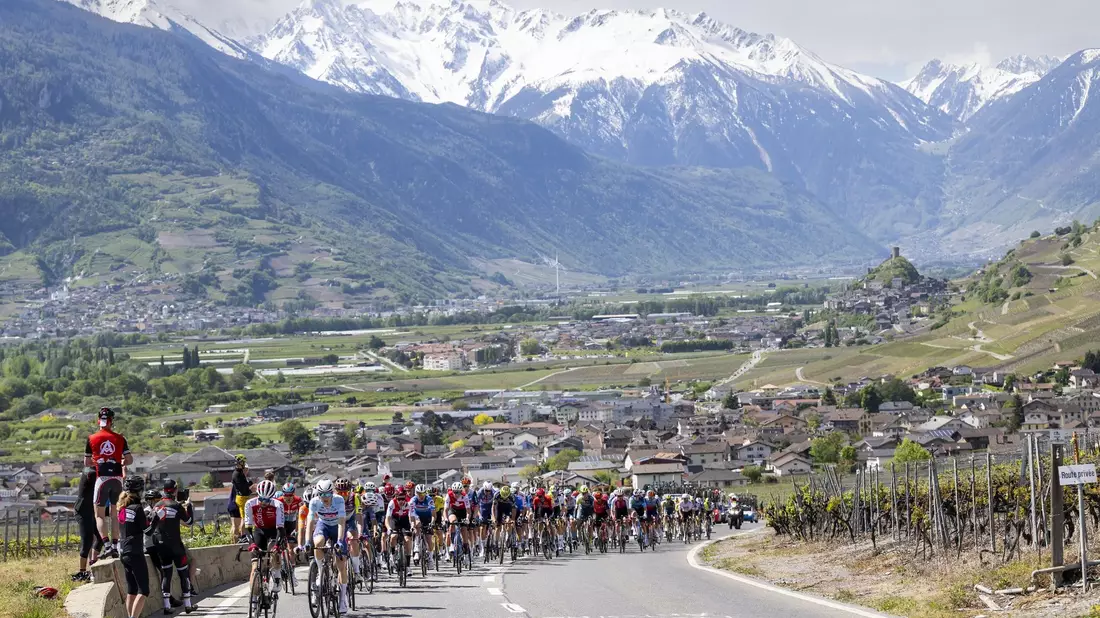 Das Fahrerfeld auf der vierten Etappe der Tour de Romandie. - Bild: Jean-Christophe Bott/KEYSTONE/dpa