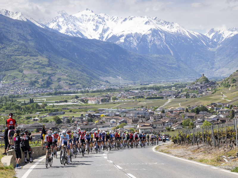 Das Fahrerfeld auf der vierten Etappe der Tour de Romandie. - Foto: Jean-Christophe Bott/KEYSTONE/dpa