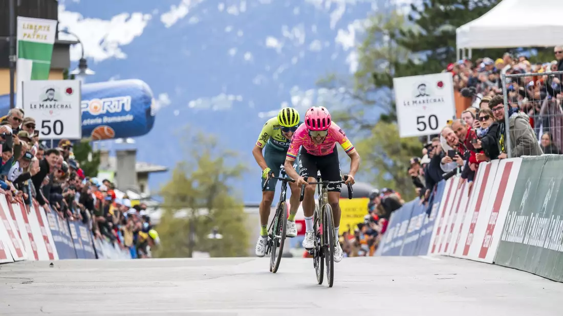 Richard Carapaz (r) setzte sich auf der vierten Etappe der Tour de Romandie knapp gegen Florian Lipowitz durch. - Bild: Jean-Christophe Bott/KEYSTONE/dpa