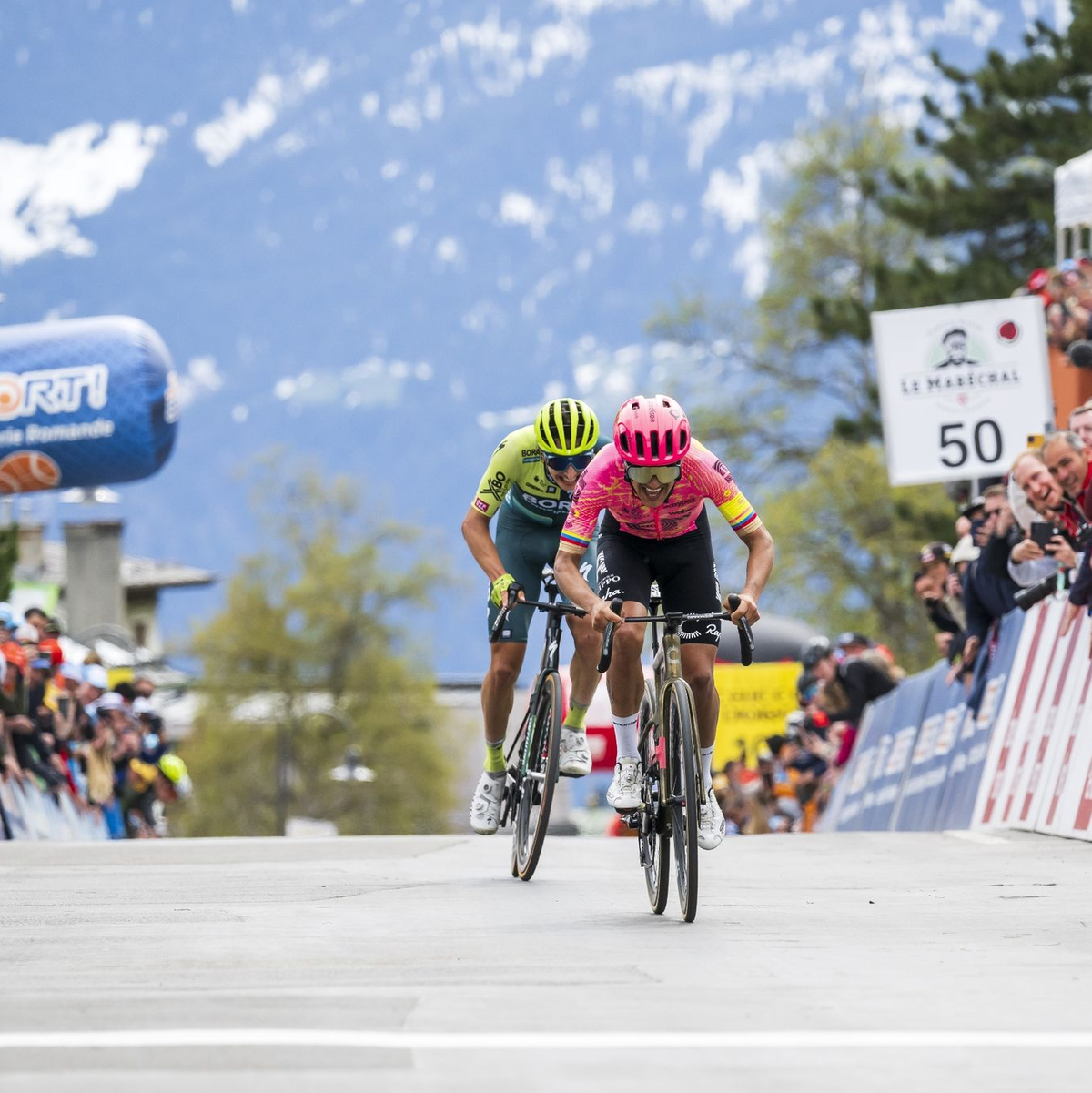 Richard Carapaz (r) setzte sich auf der vierten Etappe der Tour de Romandie knapp gegen Florian Lipowitz durch. - Foto: Jean-Christophe Bott/KEYSTONE/dpa