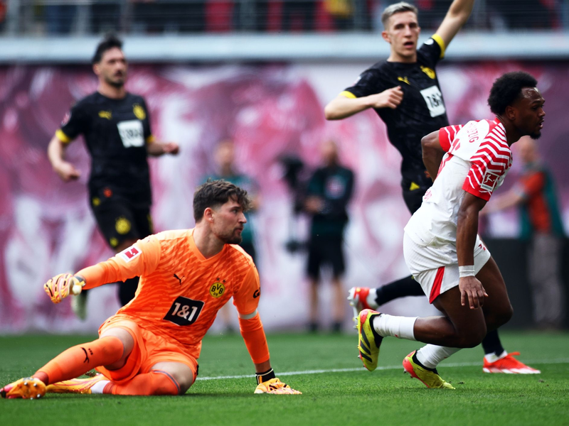 Torhüter Gregor Kobel (l) und der BVB kassierten in Leipzig eine Niederlage. - Foto: Jan Woitas/dpa