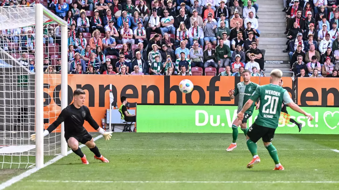 Brachte Werder in Augsburg in Führung: Romano Schmid (r). - Bild: Harry Langer/dpa