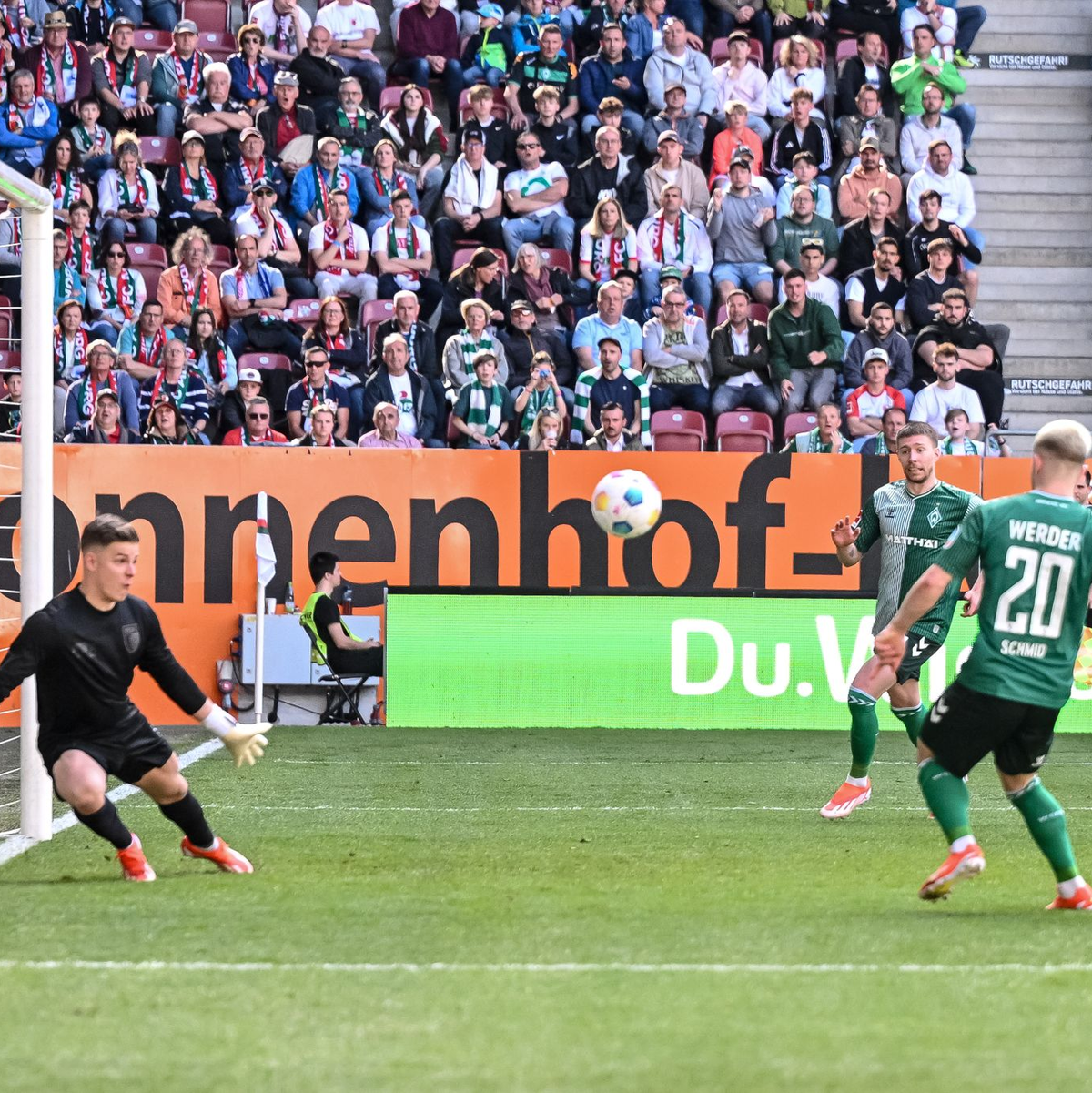 Brachte Werder in Augsburg in Führung: Romano Schmid (r). - Foto: Harry Langer/dpa