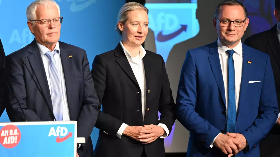 Die AfD-Parteispitze bestehend aus Alice Weidel und Tino Chrupalla beim Wahlkampfauftakt zur Europawahl zusammen mit dem AfD-Landesvorsitzenden Emil Sänze (l) in Donaueschingen. Der eigentliche Spitzenkandidat der Partei war nicht anwesend. - Bild: Bernd Weißbrod/dpa