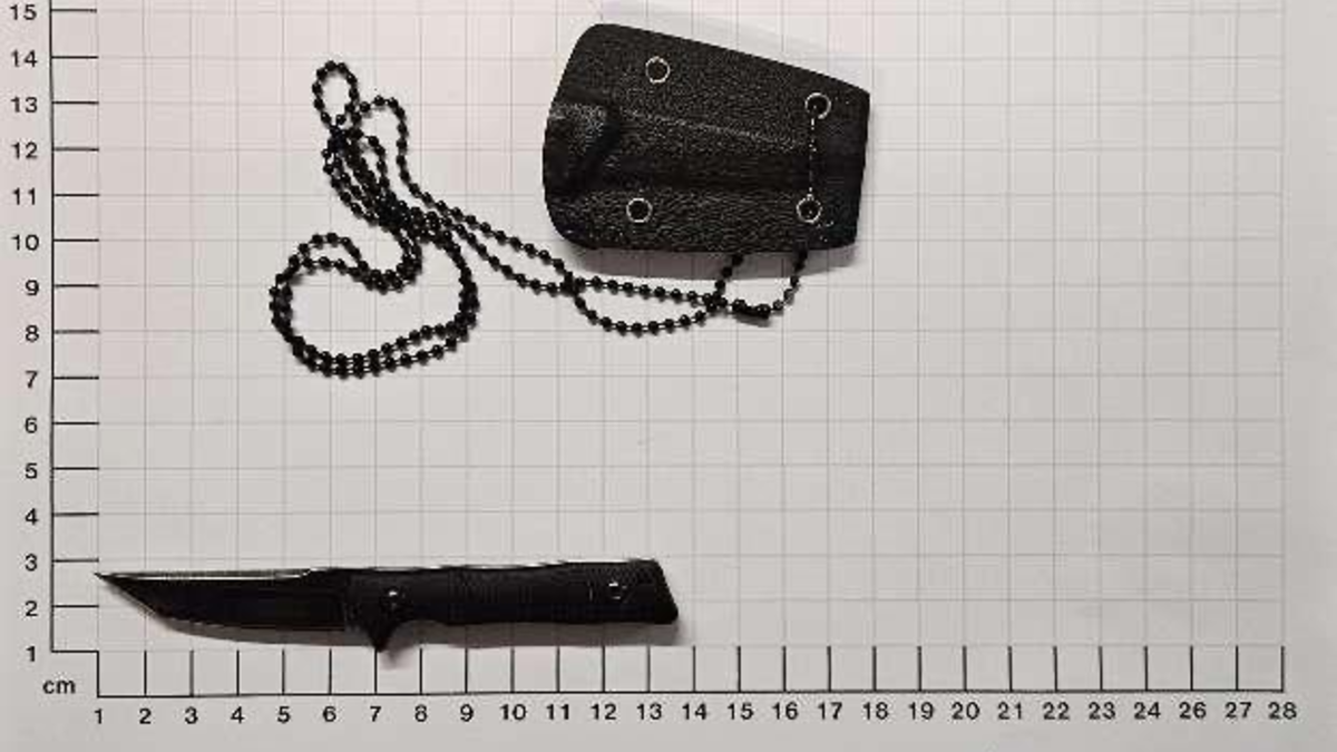 BPOL NRW: Messer um den Hals gebunden - Bundespolizisten stellen Neck Kife sicher - Foto: presseportal.de