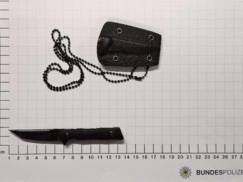BPOL NRW: Messer um den Hals gebunden - Bundespolizisten stellen Neck Kife sicher - Foto: presseportal.de