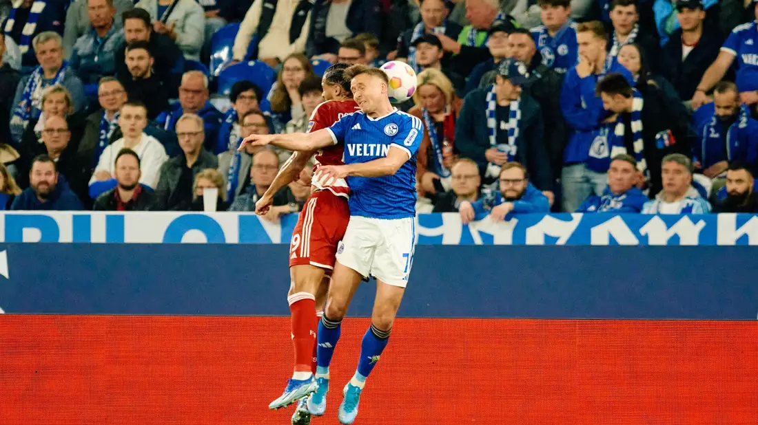 Der Schalker Paul Seguin (r) im Kopfballduell mit Düsseldorfs Emmanuel Iyoha. - Bild: Bernd Thissen/dpa