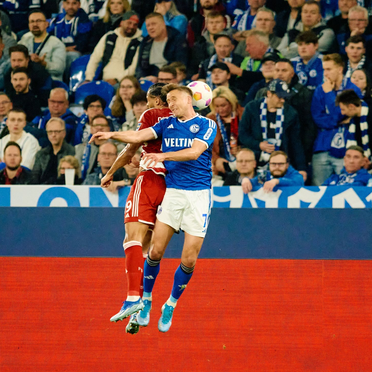 Der Schalker Paul Seguin (r) im Kopfballduell mit Düsseldorfs Emmanuel Iyoha. - Foto: Bernd Thissen/dpa