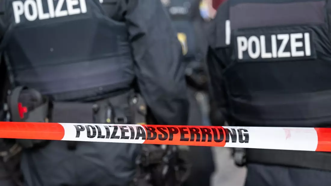 Ob sich die drei Männer kannten, dazu konnte die Polizei zunächst noch nichts sagen (Symbolfoto). - Bild: Hannes P Albert/dpa